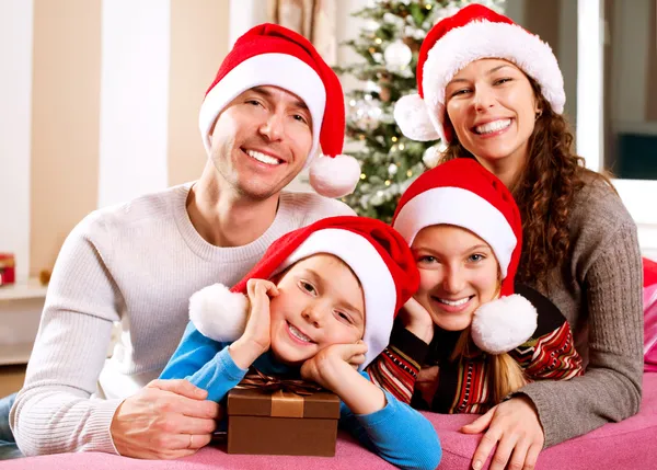 Familia navideña con niños. Padres e hijos sonrientes felices —  Fotos de Stock
