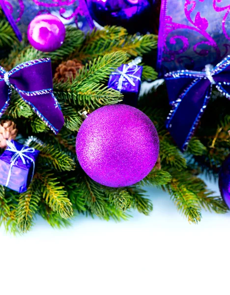 Karácsonyi és újévi Baubles és elszigetelt fehér dekoráció — Stock Fotó