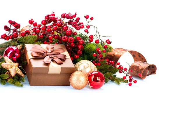 Weihnachtsdekoration und Geschenkbox isoliert auf weißem Hintergrund — Stockfoto