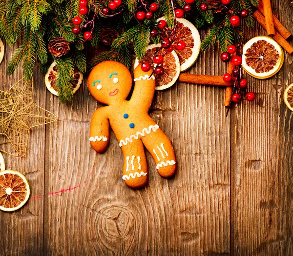 Fondo navideño. Pan de jengibre Hombre sobre madera — Foto de Stock