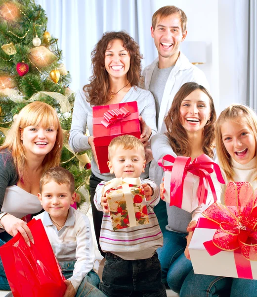 Glückliche große Familie mit Weihnachtsgeschenken zu Hause lizenzfreie Stockbilder