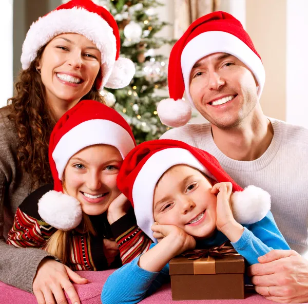 Família de Natal com Crianças. Felizes pais e filhos sorridentes Fotografia De Stock