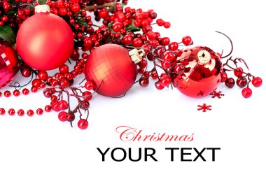 Noel ve yeni yıl baubles ve süslemeleri üzerinde beyaz izole