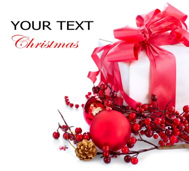 Noel ve yeni yıl hediye kutusu ve süslemeleri üzerinde beyaz