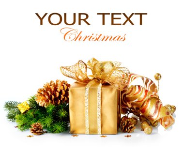 Noel hediye kutusu ve beyaz arka plan üzerinde izole süslemeleri