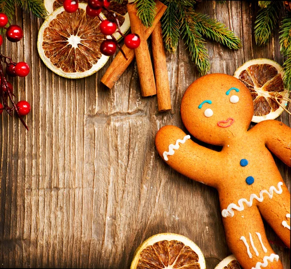 Noel tatili arka plan. Zencefilli kurabiye adam ahşap — Stok fotoğraf