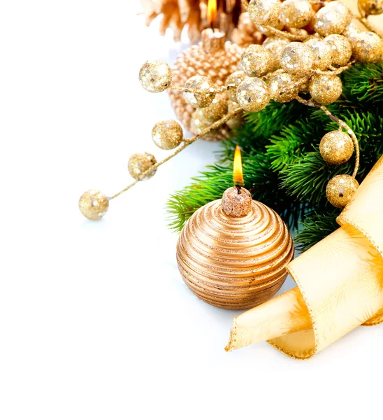 Weihnachts- und Neujahrsdekoration mit Kerze isoliert auf weiß — Stockfoto