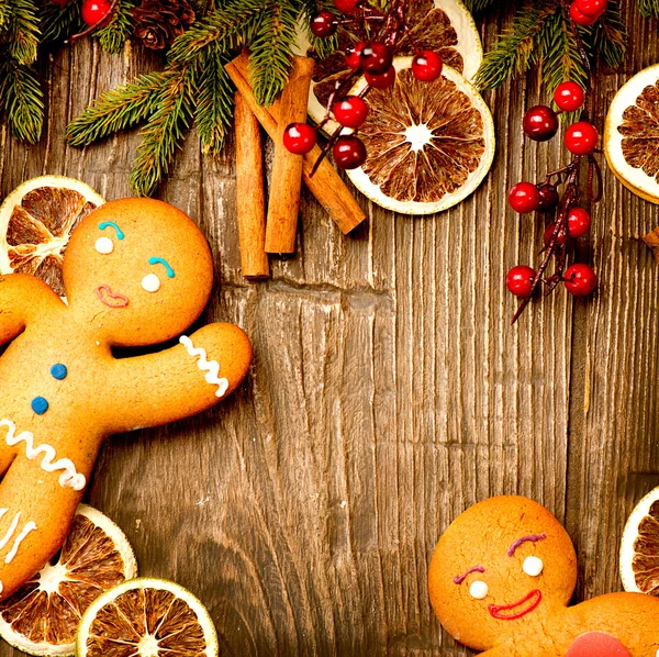 Christmas Holiday Background. Gingerbread Man over Wood — Stock Photo, Image