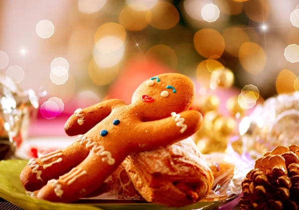 Uomo pan di zenzero. Cibo natalizio. Apparecchiatura tavola di Natale — Foto Stock