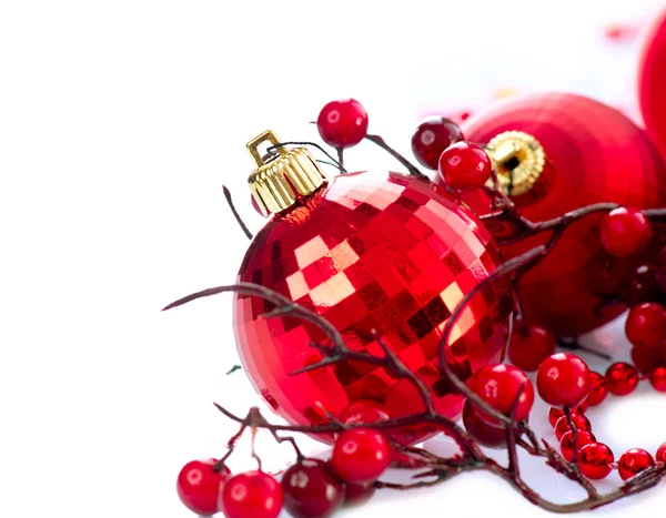 Noel ve yeni yıl baubles ve süslemeleri üzerinde beyaz izole — Stok fotoğraf