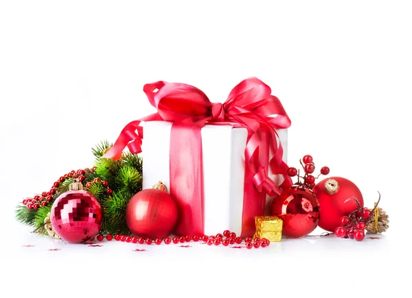 Caixa de presente de Natal e decorações isoladas em branco — Fotografia de Stock