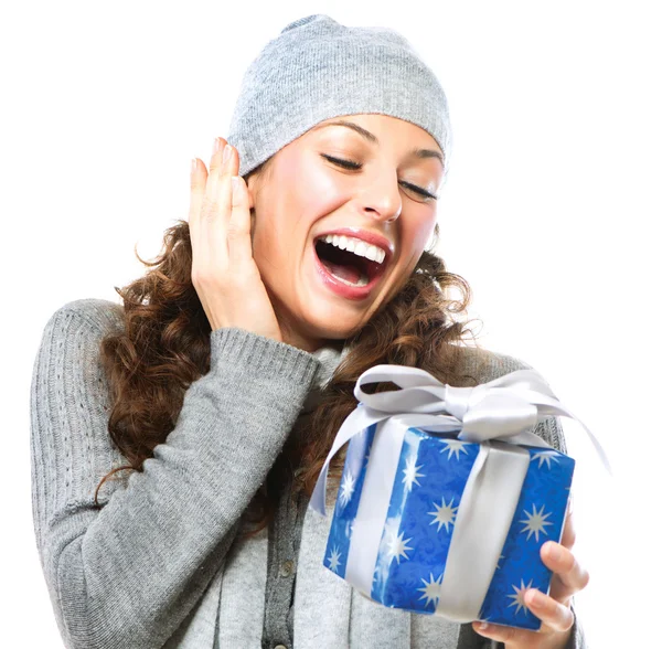 Szczęśliwa młoda kobieta z Boże Narodzenie podatek od darowizn pudło — Zdjęcie stockowe