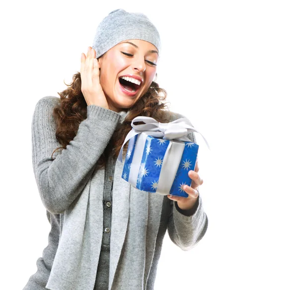 Gelukkig jonge vrouw met de doos van de gift van Kerstmis — Stockfoto