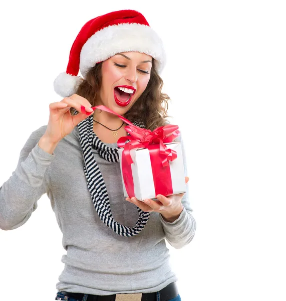 Прекрасна молода жінка відкриває різдвяну подарункову коробку. Здивована дівчина Ліцензійні Стокові Зображення