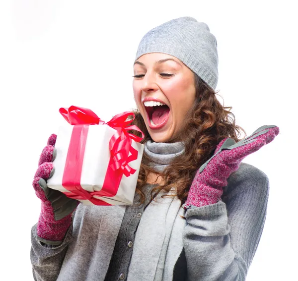 Joyeux jeune femme avec boîte cadeau de Noël Photo De Stock