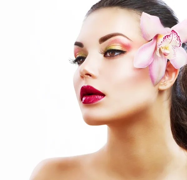 Retrato de belleza. Hermosa chica con estilo con flor de orquídea — Foto de Stock