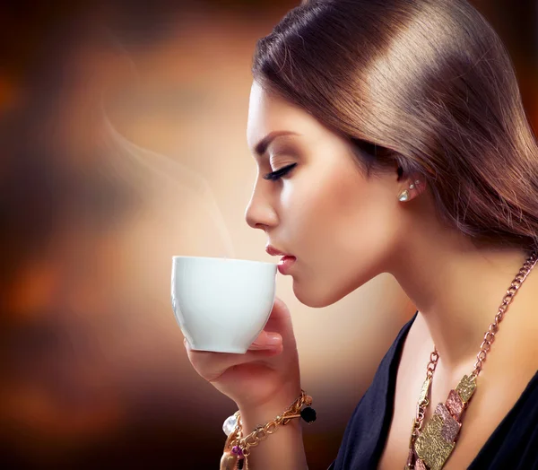 Mooi meisje, drinken koffie of thee — Stockfoto