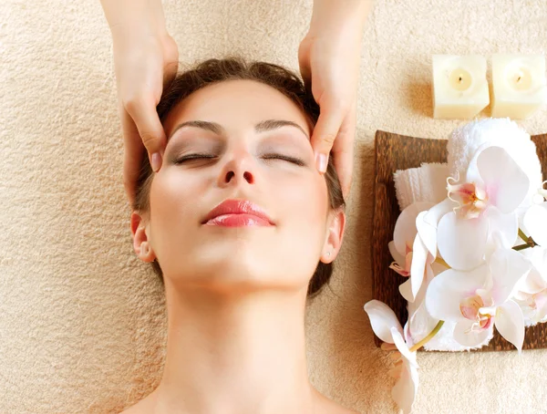 Masaje Spa. Mujer joven recibiendo masaje facial — Foto de Stock