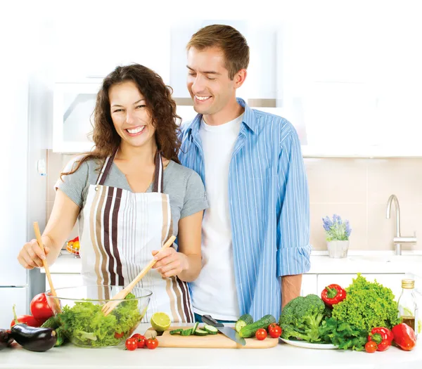 Casal feliz cozinhando juntos. A fazer dieta. Alimentos saudáveis — Fotografia de Stock