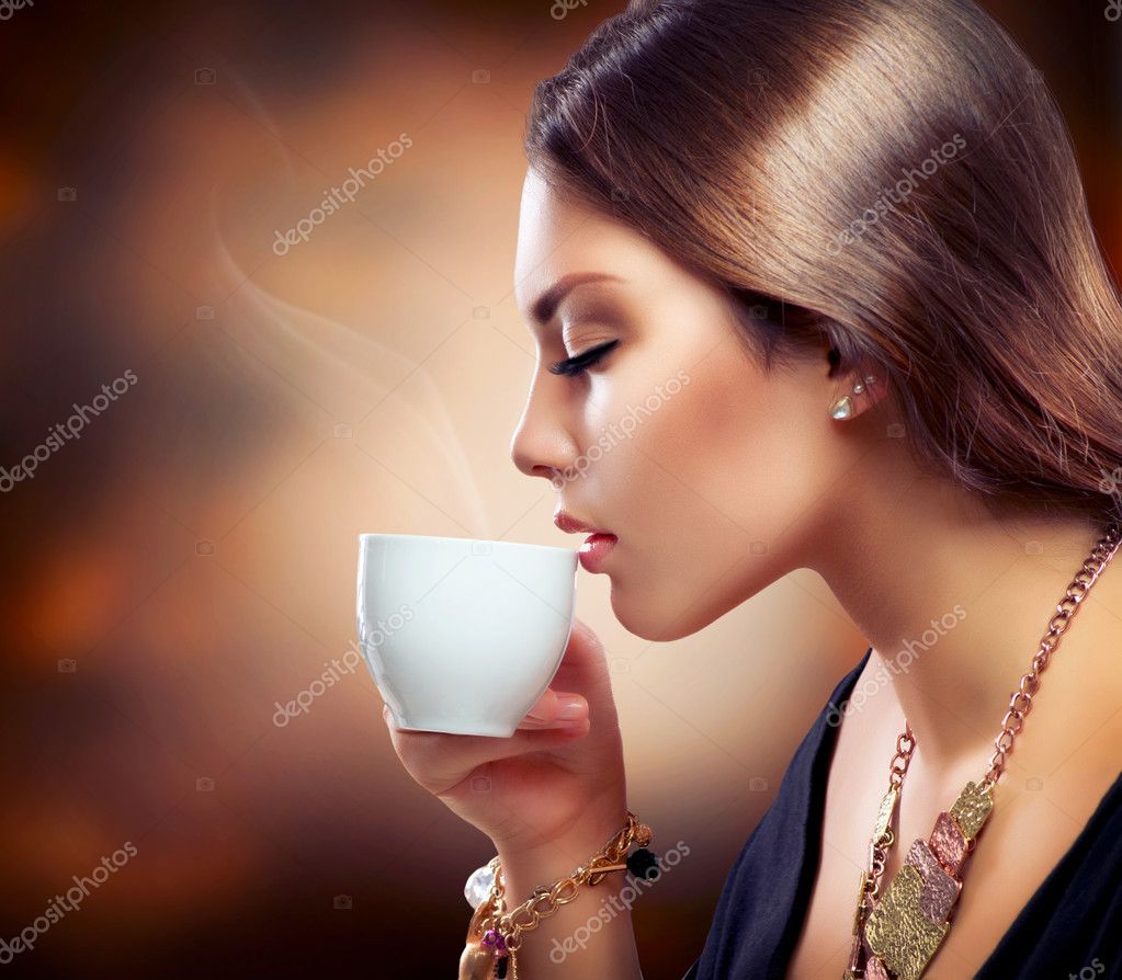 Imágenes de Persona tomando café, fotos de Persona tomando café sin  royalties | Depositphotos