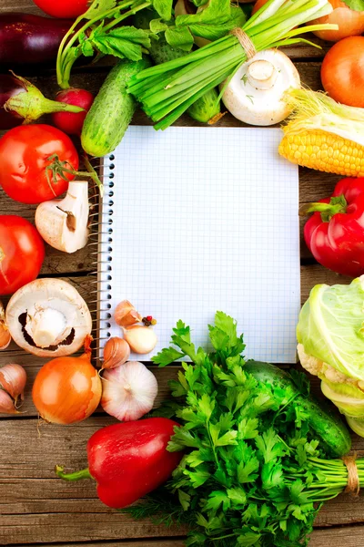 Open Notebook and Fresh Vegetables Background. Diet — Stock Photo, Image