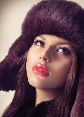 Kürk Şapkalı Güzel Moda Kızı