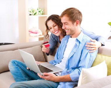 Online alışveriş. internet alışveriş yapmak için kredi kartı ile kaç