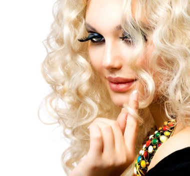 kıvırcık sarı saçlı beyaz izole güzel kız