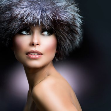 moda. kürk şapka içinde güzel bir kız. Kış kadını