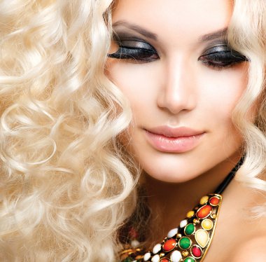 kıvırcık sarı saçlı güzel kız