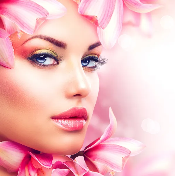 Bella ragazza con fiori del Orchid. bellezza donna faccia — Foto Stock