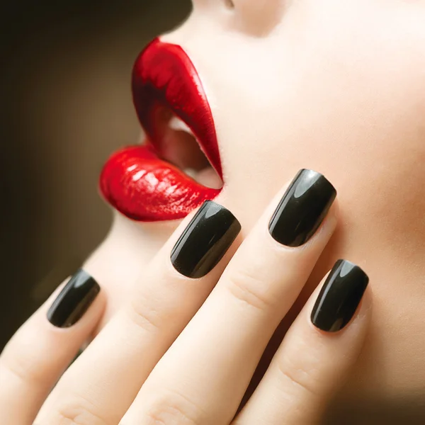 Maquiagem e Manicure. Unhas pretas e lábios vermelhos — Fotografia de Stock
