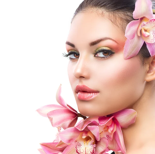 orkide çiçekleri ile güzel bir kız. kusursuz makyaj