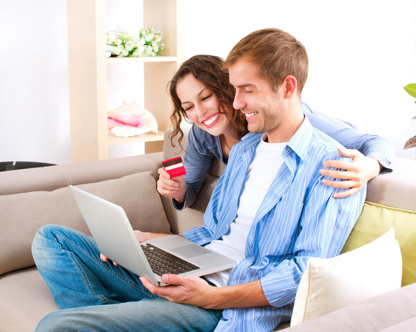 Compras en línea. Pareja usando tarjeta de crédito a la tienda en Internet — Foto de Stock