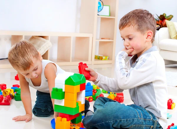 Παιδιά αγόρια παίζουν με κατασκευή στον όροφο — Φωτογραφία Αρχείου