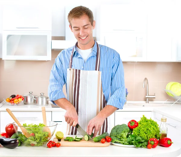 Jonge man koken. gezonde voeding — Stockfoto