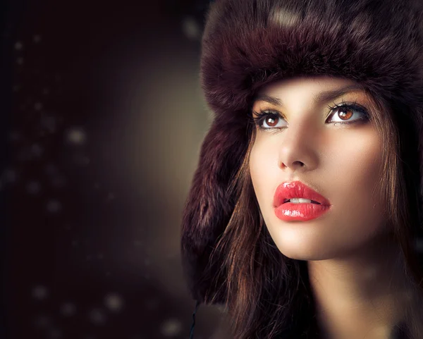 Belle jeune femme dans un chapeau de fourrure. Style d'hiver — Photo