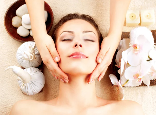 Massage spa. Jeune femme se faire masser le visage — Photo