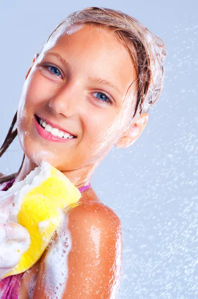 행복 한 어린 소녀 복용 샤워입니다. 입욕 — 스톡 사진
