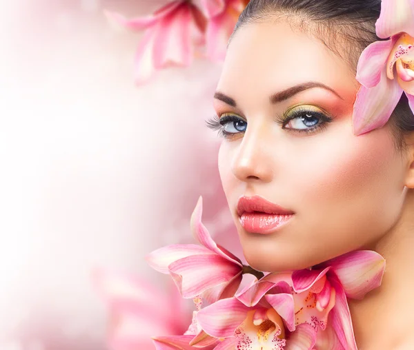 Hermosa chica con flores de orquídea — Foto de Stock