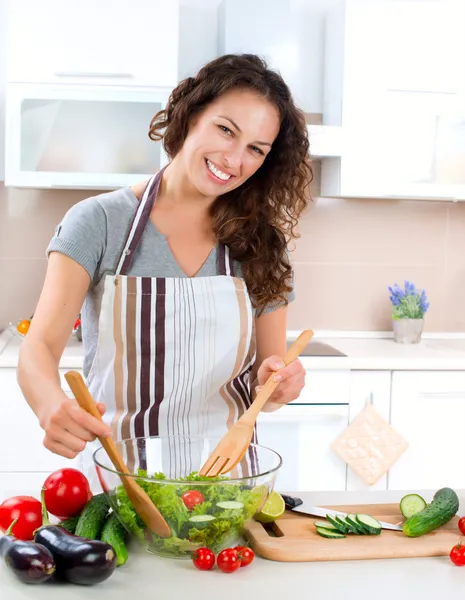 若い女性の料理します。健康食品 — ストック写真