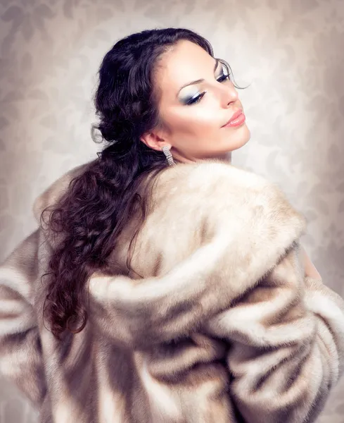 Moda bella donna in pelliccia di lusso cappotto Mink — Foto Stock