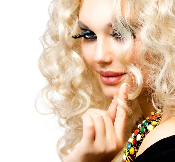 kıvırcık sarı saçlı beyaz izole güzel kız