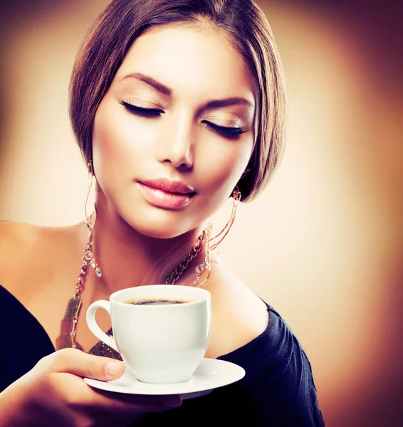 Krásná dívka, pít čaj nebo kávu. sépie tónovaný — Stock fotografie