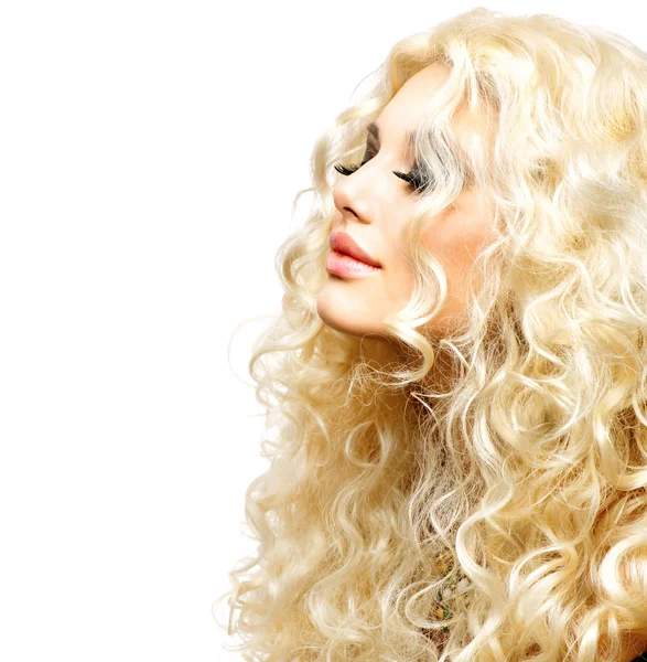 Schönheit Mädchen mit gesunden langen lockigen Haaren. Blondine — Stockfoto