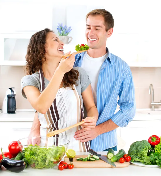 Pareja feliz cocinando juntos. Dieta. Comida saludable Imagen de archivo