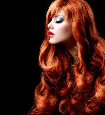 Dalgalı kırmızı saçlı. moda kız portre