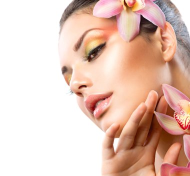 orkide çiçekleri beyaz izole ile güzel bir spa kız