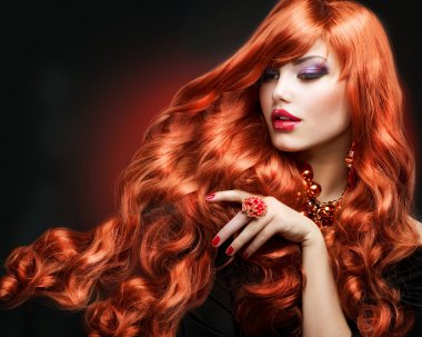 Kızıl saçlı. moda kız portre. uzun kıvırcık saçlar