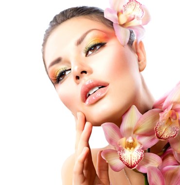 orkide çiçekleri beyaz izole ile güzel bir spa kız